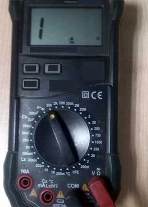 Das Multimeter misst den im Kühlschrank verwendeten Thermostat