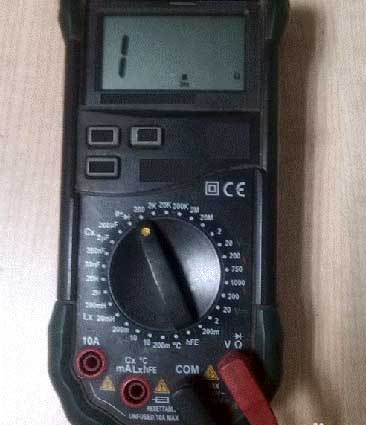 Das Multimeter erkennt die Qualität des Temperaturschalters