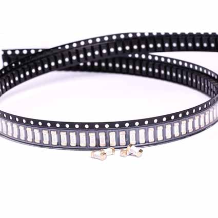 Fast-acting and slow-acting chip fuses